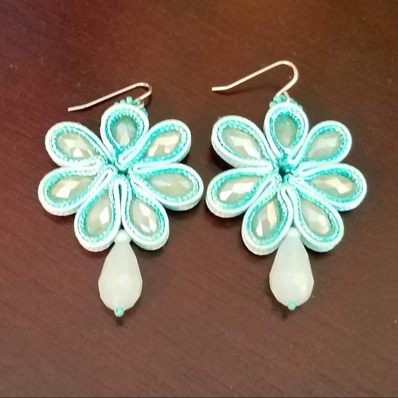 NWT LAST 2! Gorgeous Silk Laced Flower Earrings - Picture 4 of 6